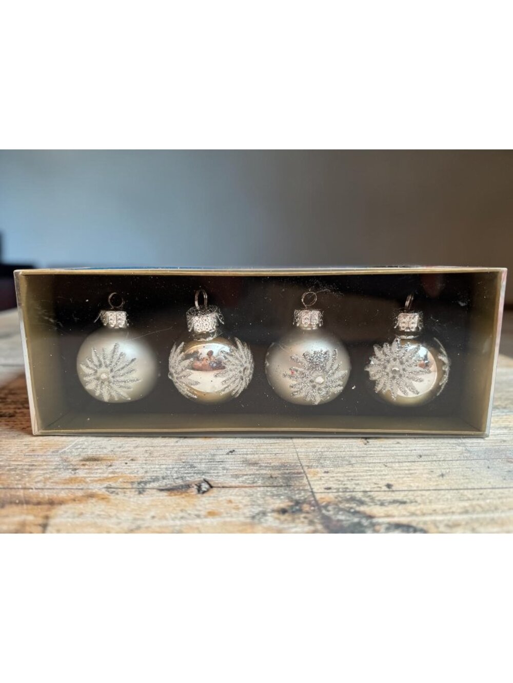 Silver Glass Snowflake Place Card Holders Set Of 4 With Glitter Design